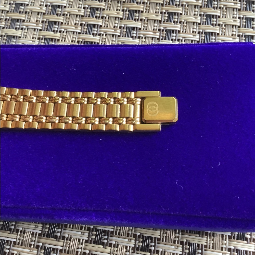 Gucci Ladies Gold Tone Bracelet Watch 💛💛 - Picture 11 of 16